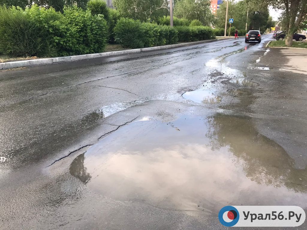 В Орске затопило улицу из-за повреждения колодца. Комментарий Водоканала