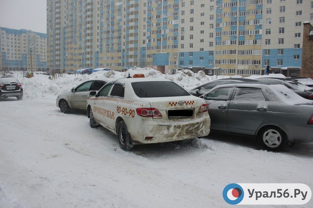 В Оренбурге неизвестный пытался угнать такси, но попал в ДТП