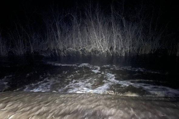 Трасса Оренбург-Беляевка, где в талых водах утонул автомобиль с двумя детьми и мужчиной, все еще закрыта для движения