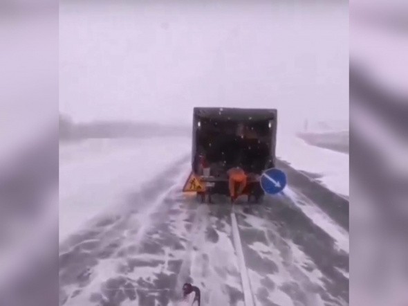Дорожников, которые наносили в метель разметку на трассе Самара – Оренбург, оштрафовали