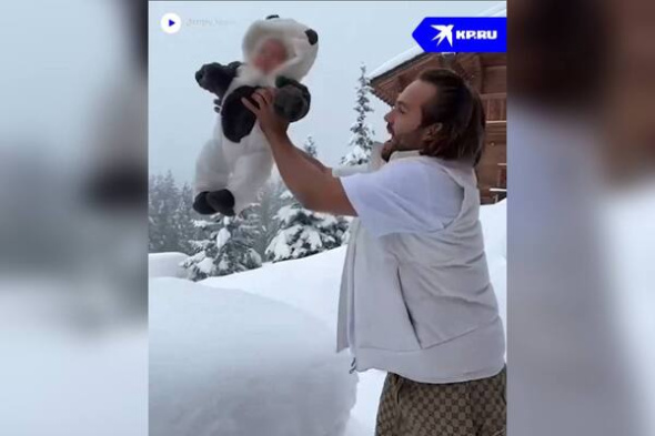 Блогер-миллионник бросил в снег двухмесячного сына и снял это на видео. Председатель СК РФ поручил возбудить уголовное дело