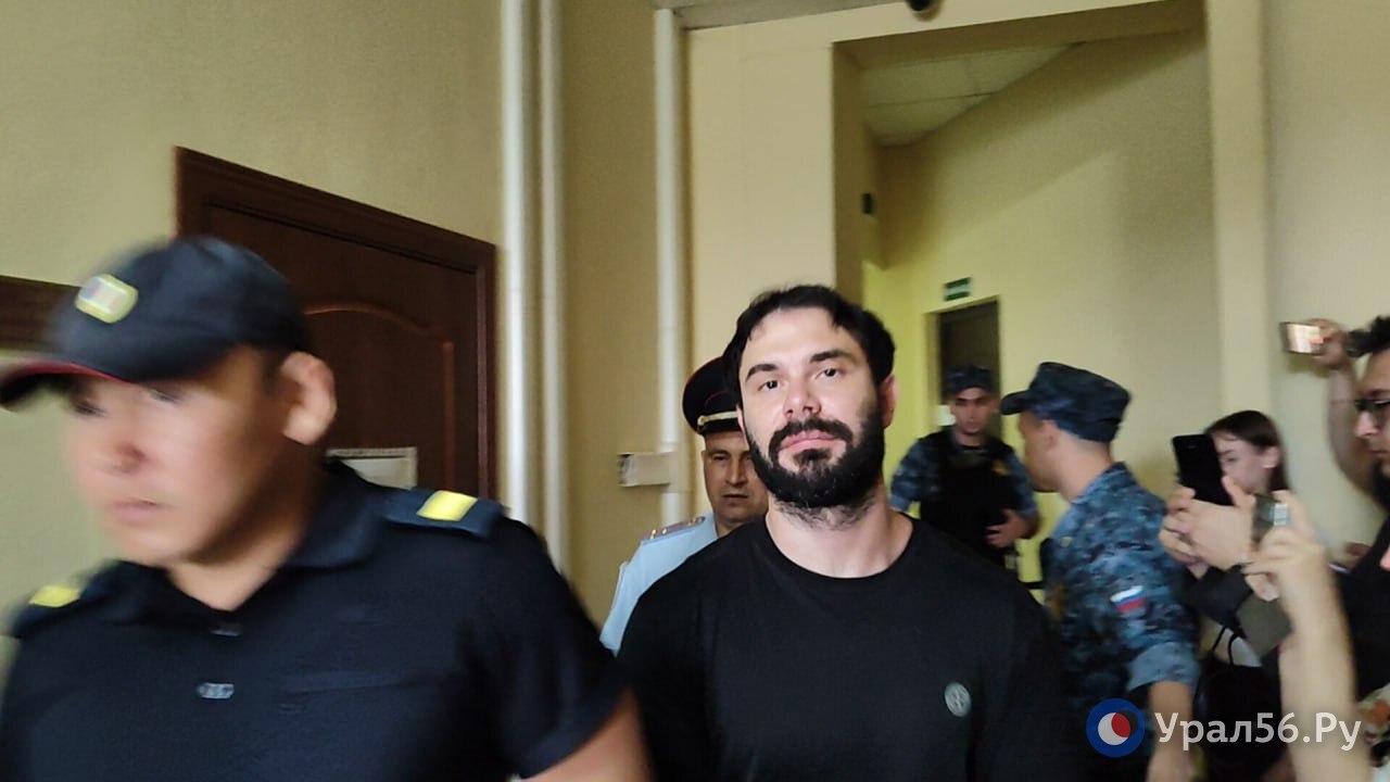 Макара Макарова заводят в зал суда. 05.06.2025