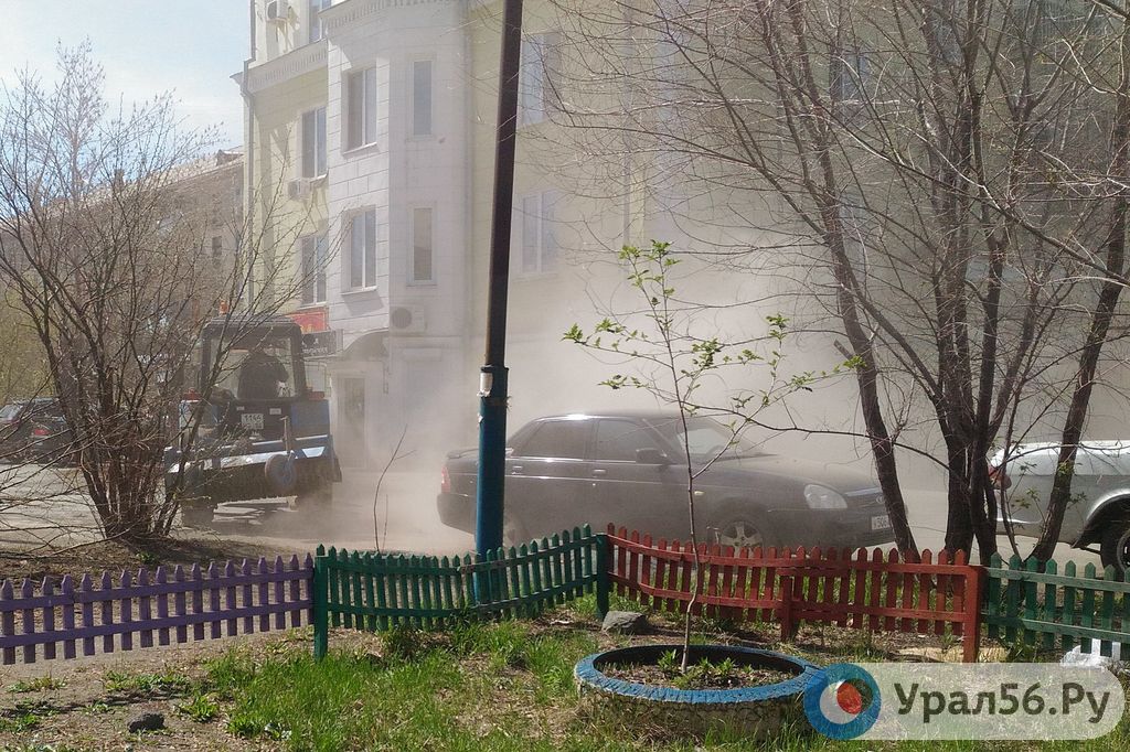 «Уборка» в одном из дворов Орска, 2018 год