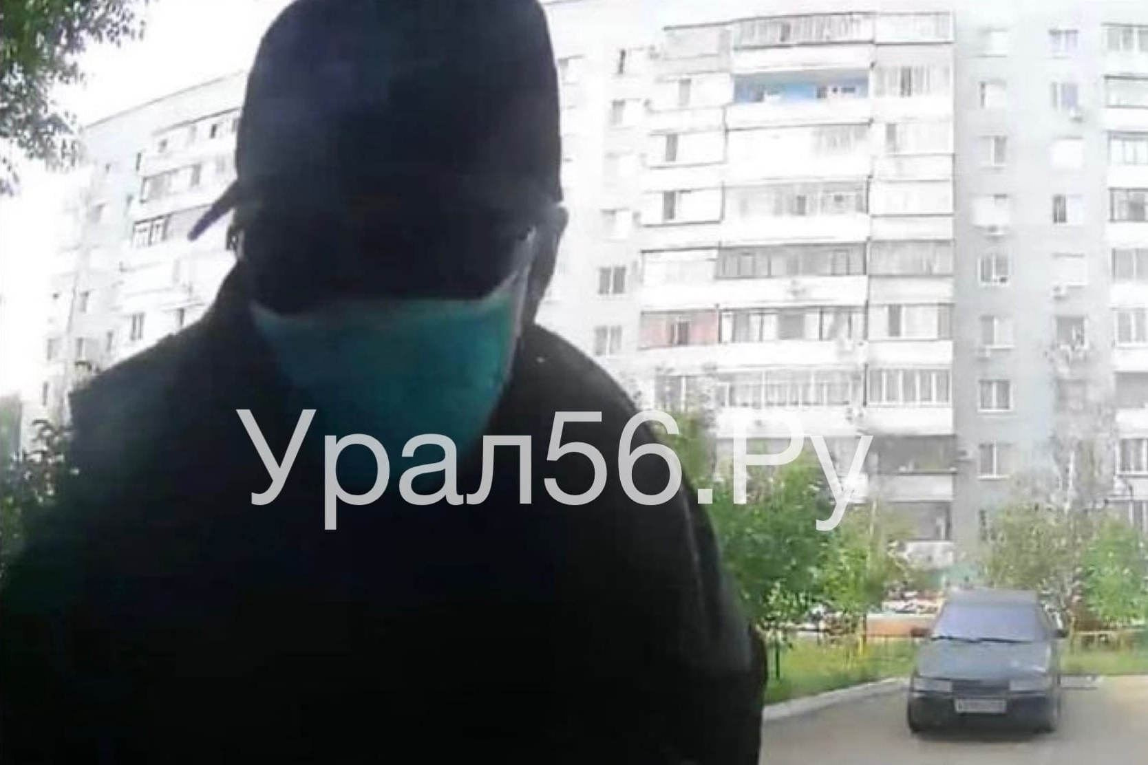 Возможный убийца был одет во все черное. Его зафиксировала камера на двери подъезда