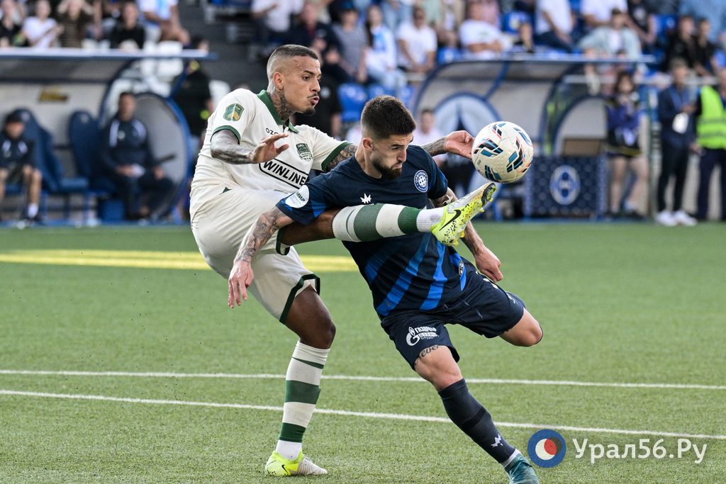 Борьба за мяч футболистов «Оренбурга» и «Краснодара», август 2025 года