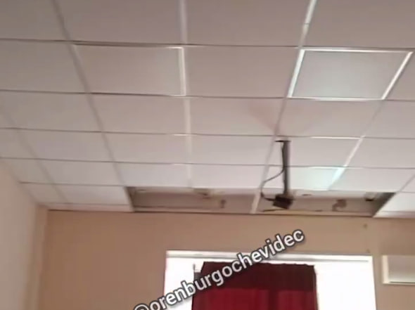 В гимназии №2 обрушилась плитка. Фото: тгк Очевидец Оренбург