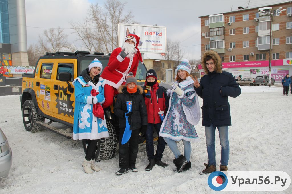 По Орску разъезжал шикарный Hummer с Дедом Морозом и снегурочками