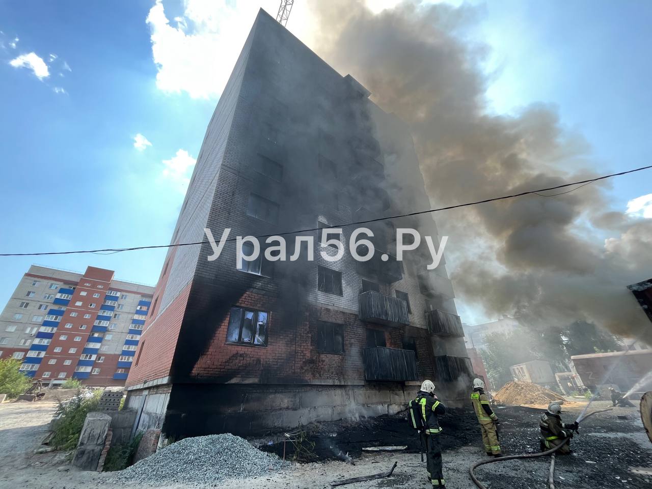 На месте пожара в Орске на проспекте Ленина