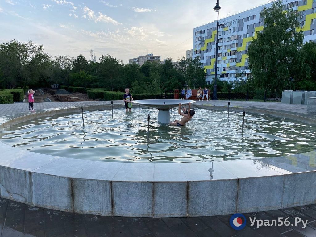 На отремонтированной чаше фонтана вновь висят дети, 01.06.23