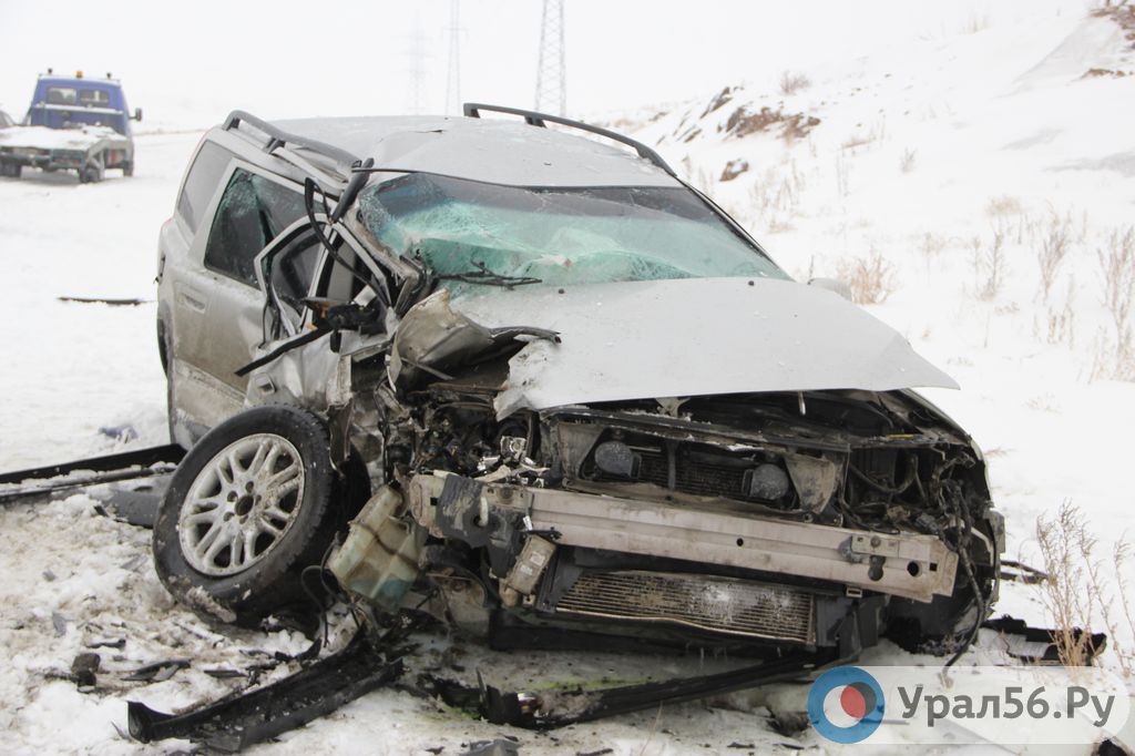 Серьезное ДТП в Орске: автомобиль Volvo въехал в ГАЗель 
