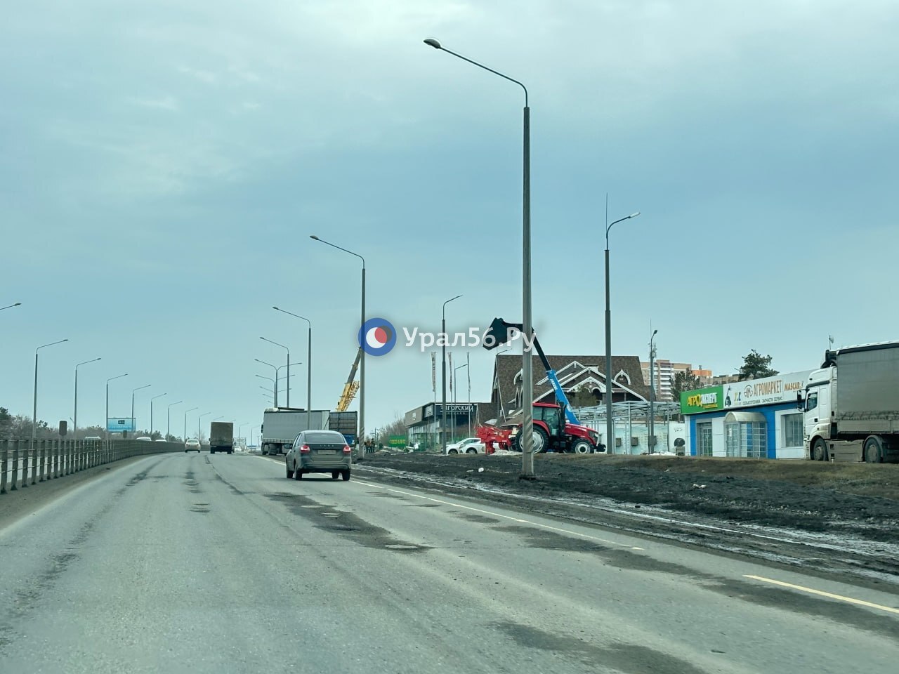 Загородное шоссе в Оренбурге после зимы все в ямах. Губернатор поручил до конца недели начать ремонт дороги