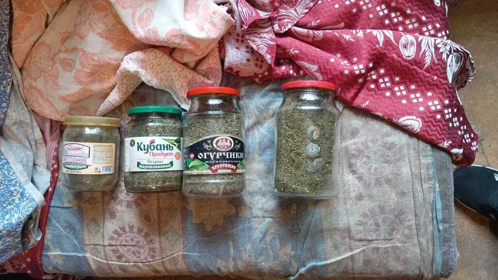 Банки с марихуаной. Фото: УМВД России по Оренбургской области