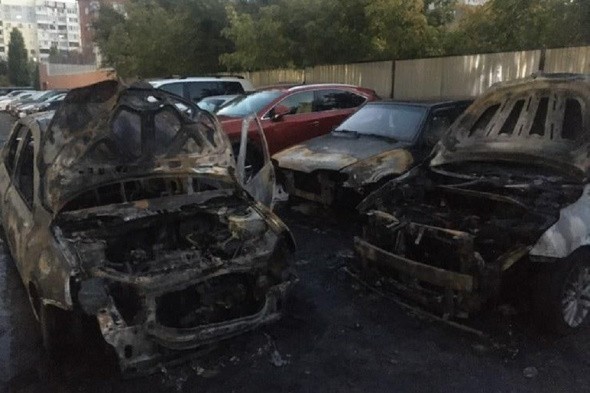 Во дворе в Оренбурге сгорели 8 машин (фото)