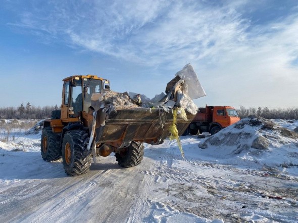 В Оренбурге вывезли снег и мусор из поймы Урала в районе ЖК «Дубки»