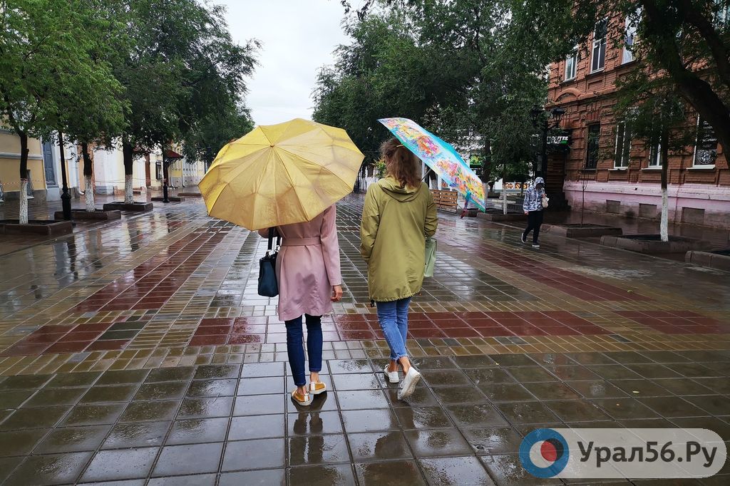 Улица Советская в Оренбурге во время дождя, фото из архива