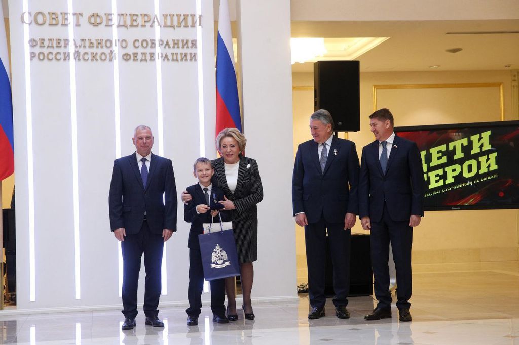 Награждение Ивана Антропова. Фото: ТГ-канал Дениса Паслера