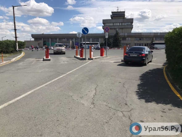 В аэропорту Орска парковка перед зданием стала платной. Из авто выстраиваются очереди, перегораживающие проезд