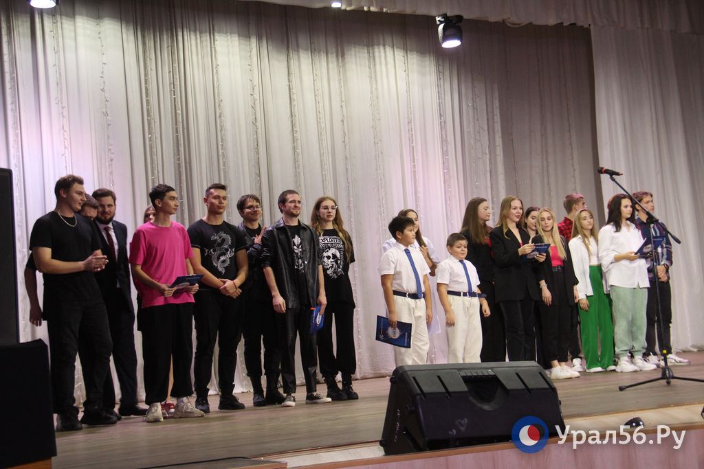 Команды во время выступления на КВН