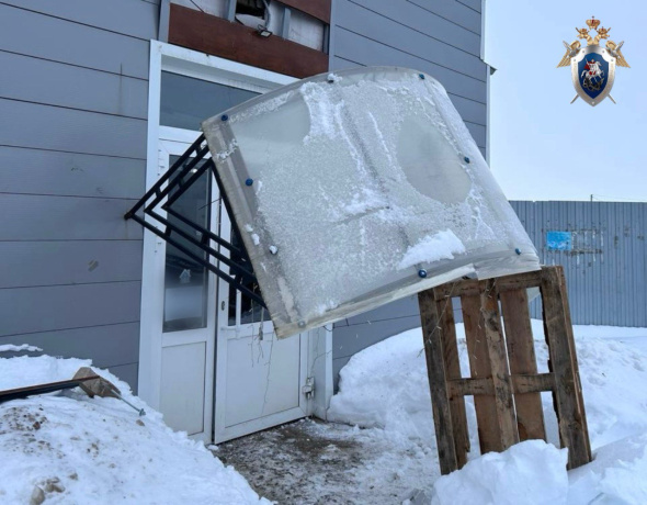 В Оренбургской области при сходе снега на женщину упал козырек с крыши магазина. Возбуждено уголовное дело