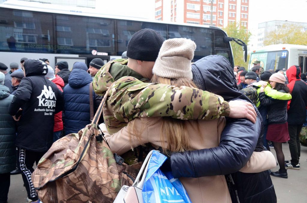 Родственники провожают своих защитников на боевое слаживание. Источник правительство Оренбургской области
