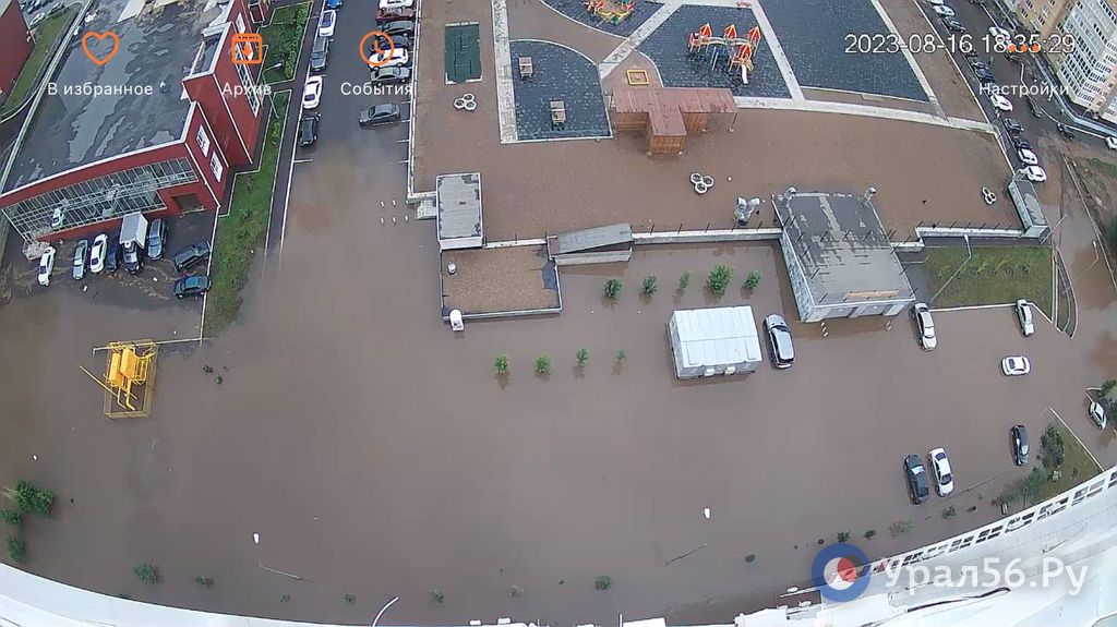 Дождевая вода несколько лет топит жилой комплекс в Оренбурге