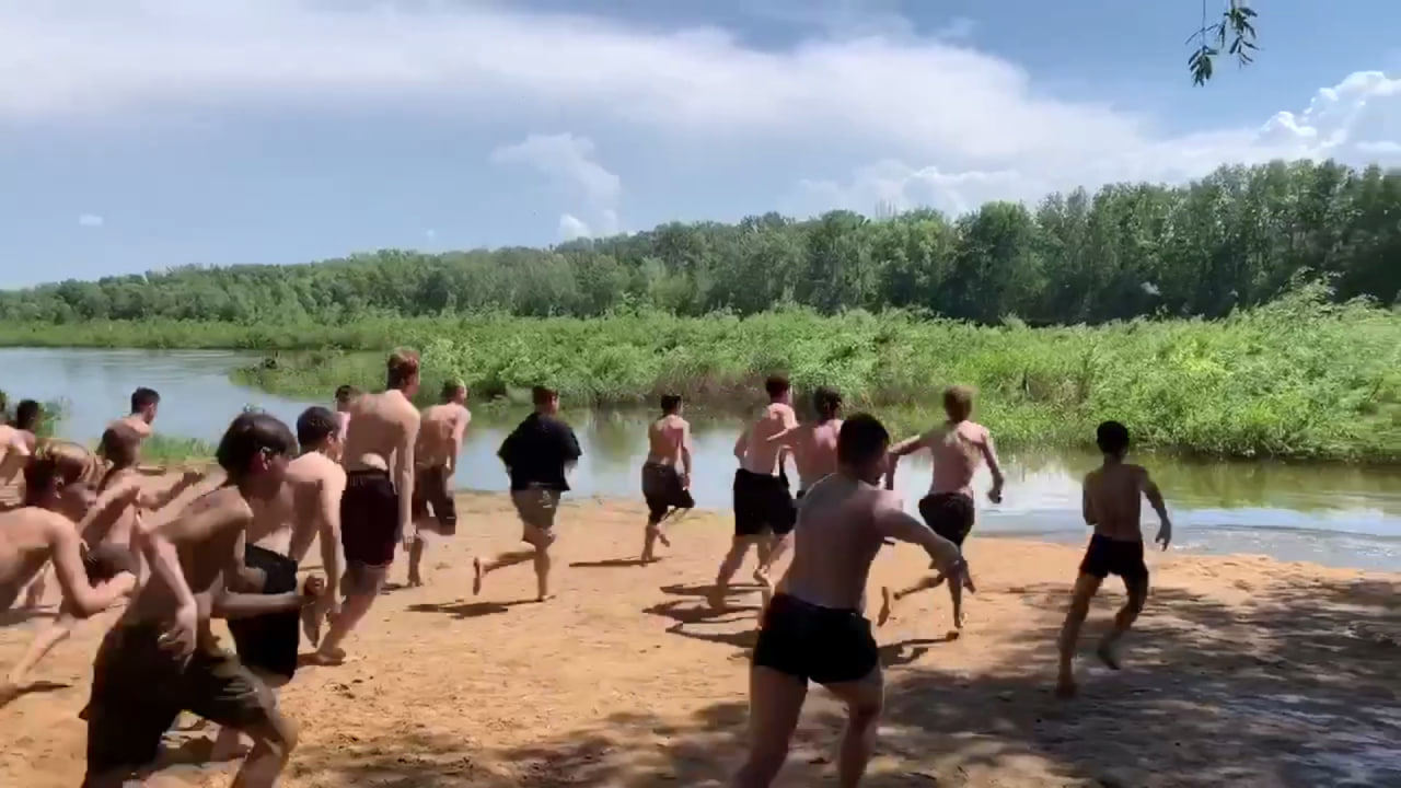 Дети прыгают в воду. Источник: ГУ МЧС по Оренбургской области