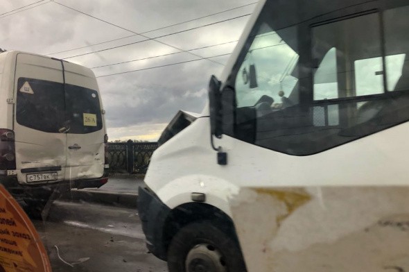 В ДТП с маршрутными микроавтобусами в Орске пострадали три человека
