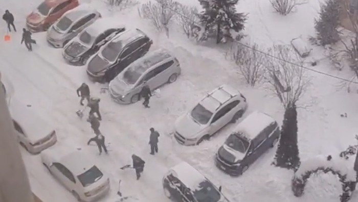 Чистка дорог местным жителями от снега. Источник: ТГ-канал Mash