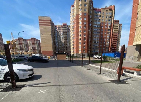 В Оренбурге проезд во двор дома №4 на улице Поляничко вновь закрыли воротами. Прокуратура начала проверку