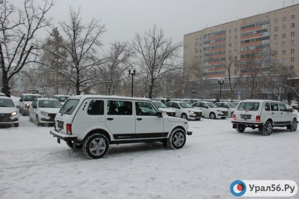 Районные и городские больницы Оренбургской области получили 55 легковых автомобилей Lada