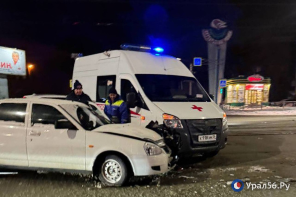 В центре Орска столкнулись скорая помощь и легковой автомобиль