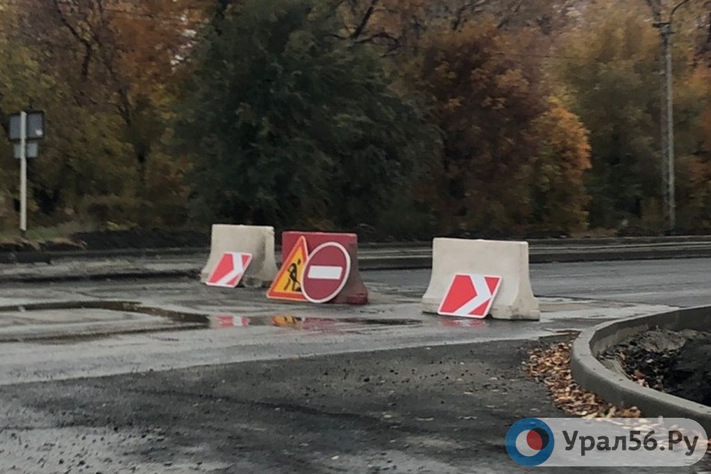 Перекрытая проезжая часть во время ремонта на проспекте Мира в Орске, 2019 год