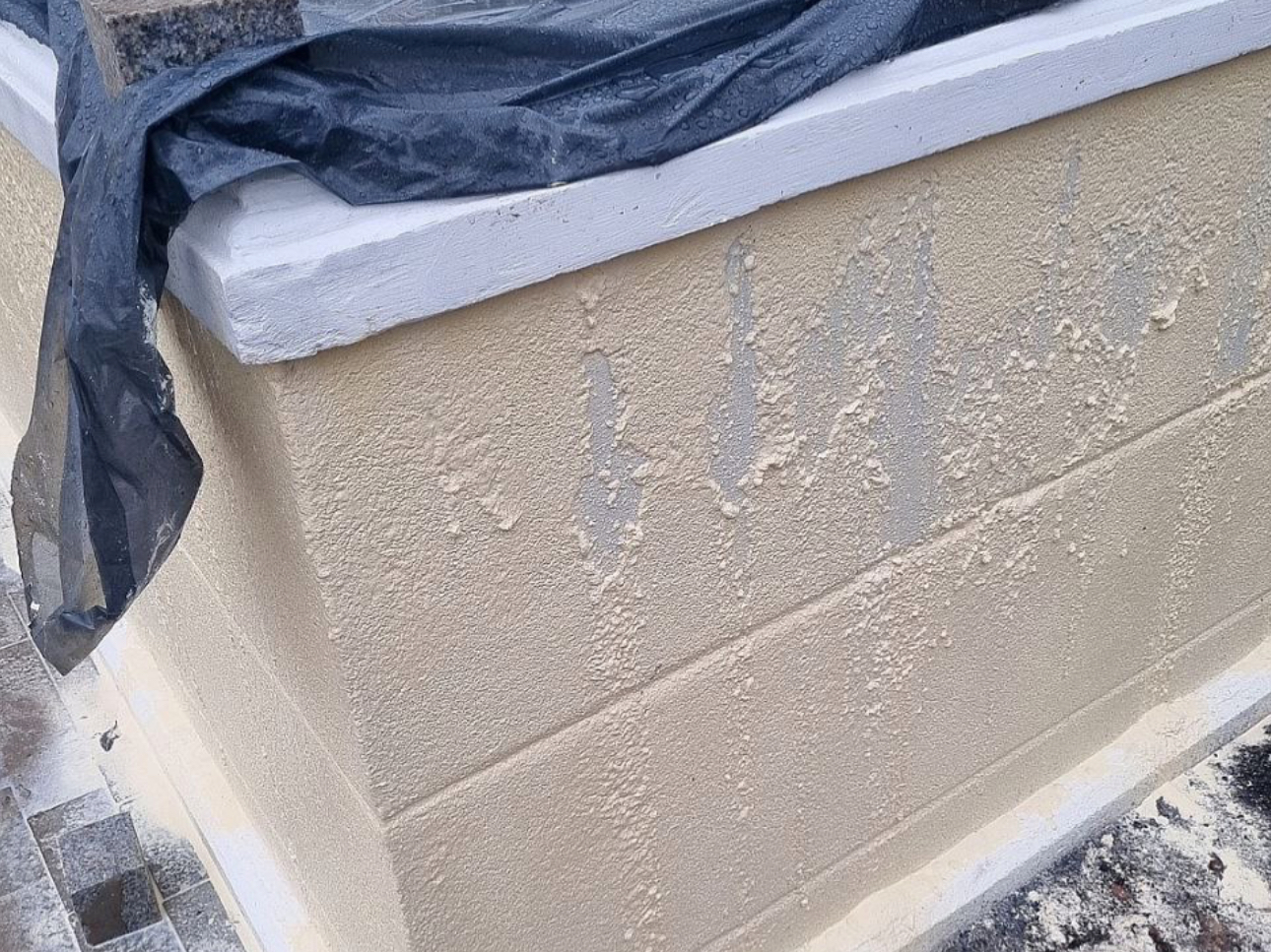 Осыпавшаяся штукатурка в сквере имени Ленина. Фото местных жителей 