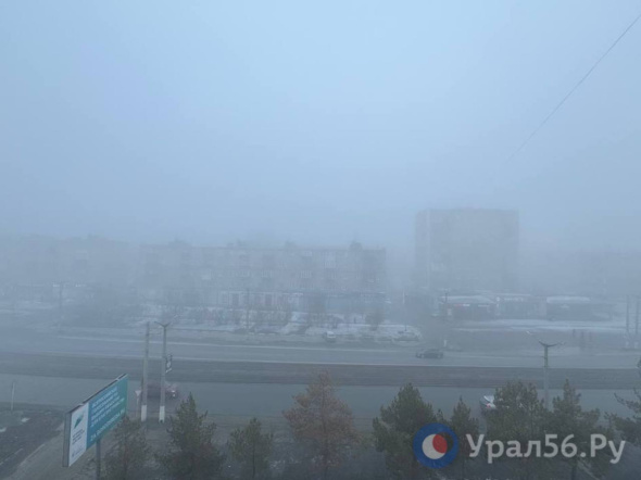 В Оренбургской области сильный туман: в аэропорту Оренбурга задержан рейс, а на дорогах Орска — низкая видимость