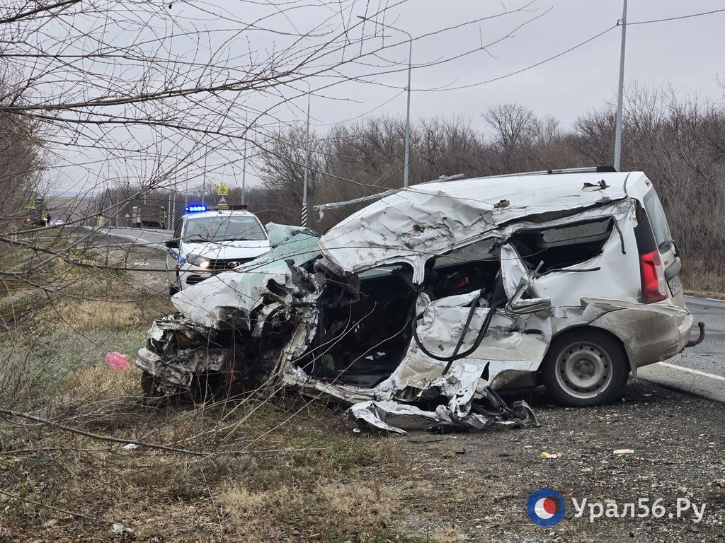 Легковой автомобиль на месте происшествия 