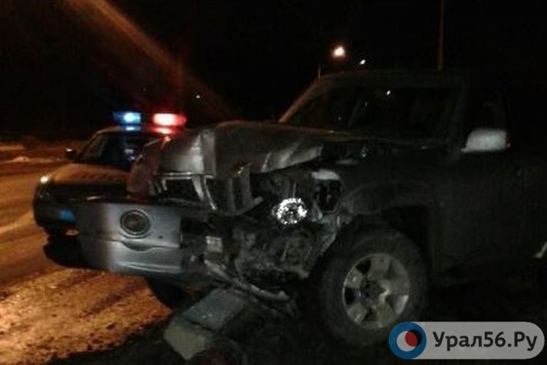 В Орске Mitsubishi из-за гололеда врезался в контейнерную площадку и снес столб