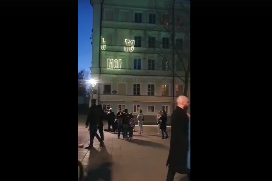 «Спасите мою летку»: Ночью на здании в центре Оренбурга появилось изображение Гагарина и его послание потомкам