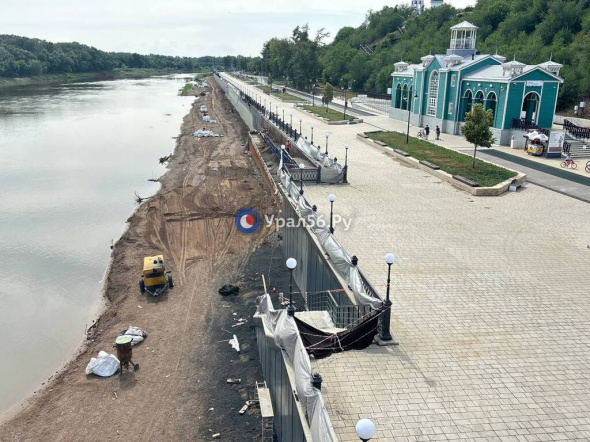 Пляж на набережной в Оренбурге начали благоустраивать за две недели до открытия. Работы ведет компания из Питера