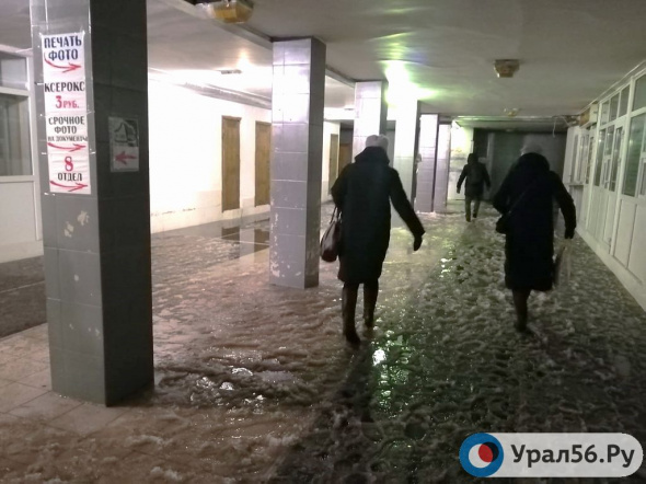 Подземный переход на проспекте Гагарина в Оренбурге расчистили от снега, наледи и строительного мусора