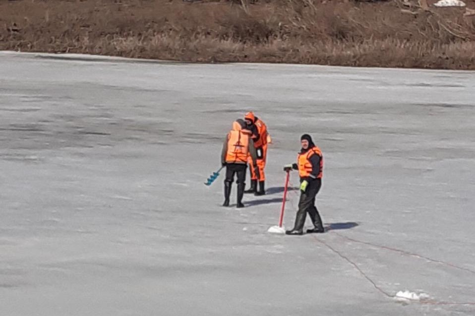 Оренбургские спасатели на льду на реке Урал. Фото: Telegram-канал пресс-службы