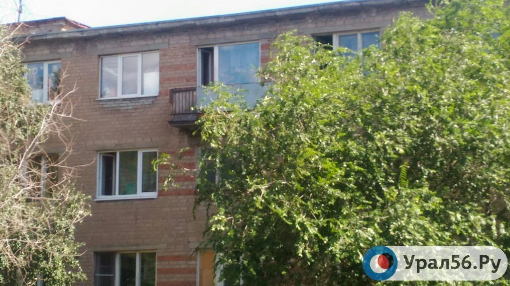 За сутки в Оренбургской области из окон многоэтажек выпало 2 детей