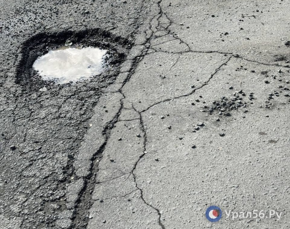 Один из главных перекрестков Орска весь в ямах: фотофакт Урал56.Ру