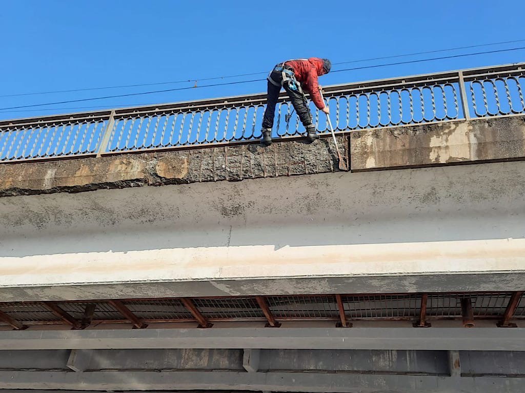 «Зачистка» плитки. Фото: администрация Оренбурга