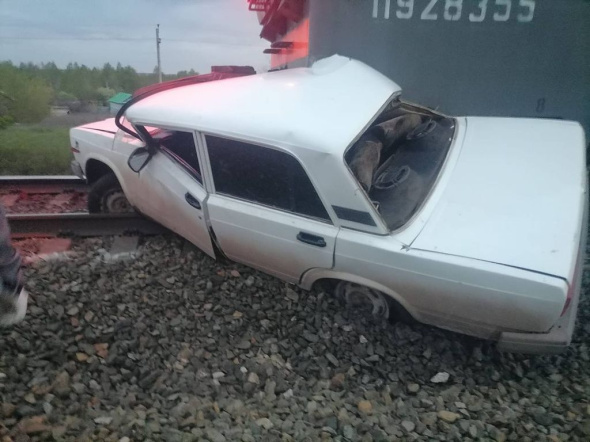 В Оренбургской области в угнанный и брошенный на путях автомобиль врезался поезд