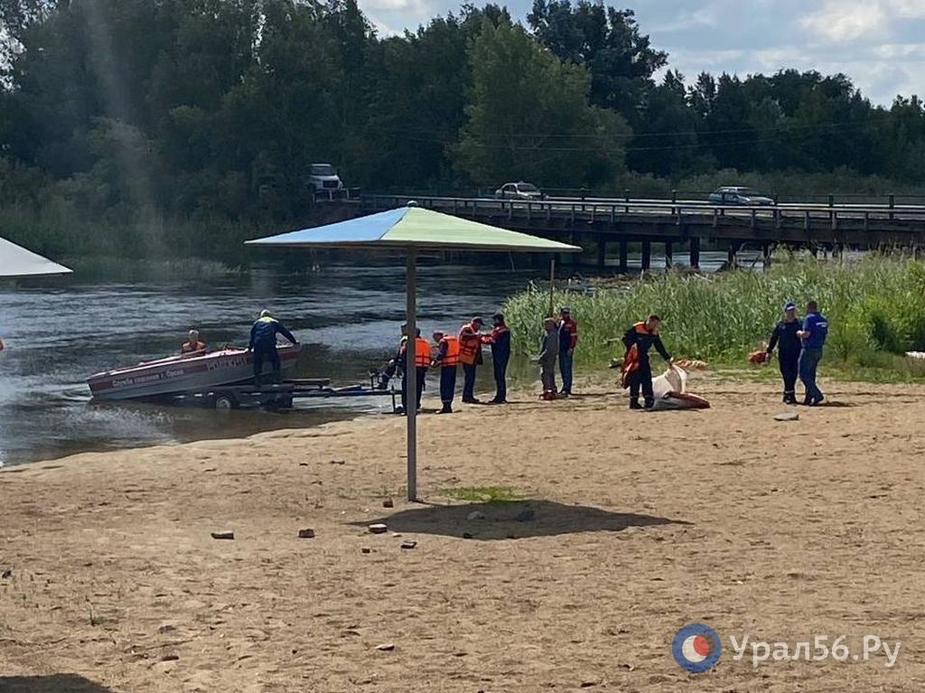 Второй день подряд в Орске вытаскивают мусор из-под моста