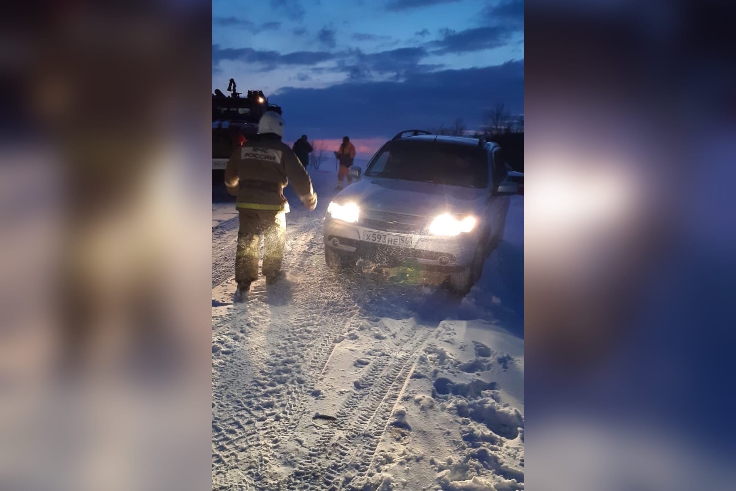 Помощь участникам затора. Фото: Пресс-служба МЧС по Оренбургской области