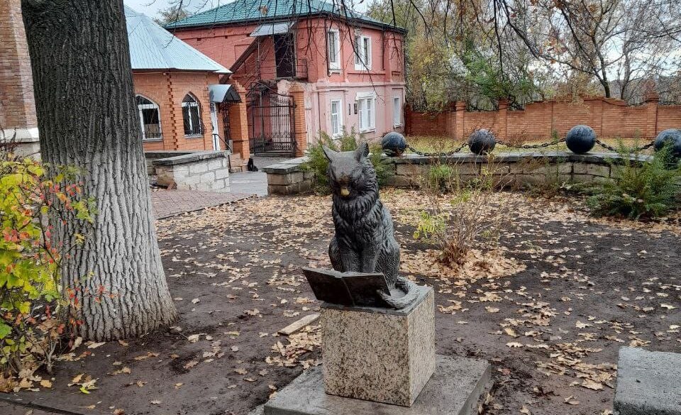 Скульптура теперь стоит у входа в музей Оренбурга. Фото: администрация города