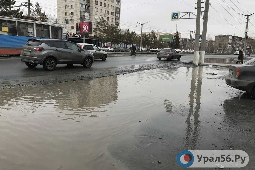 Лужа напротив дома № 75А по проспекту Ленина в Орске, 07.03. 2020