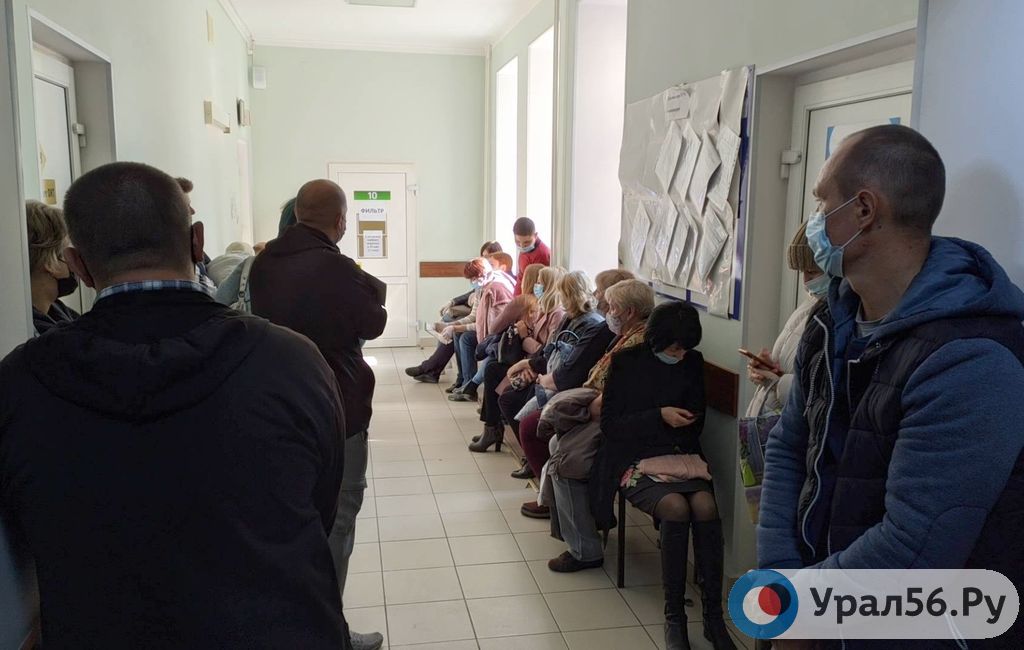 Очередь больных в поликлинике ГБ  №4. Фото Сергея Пузырева