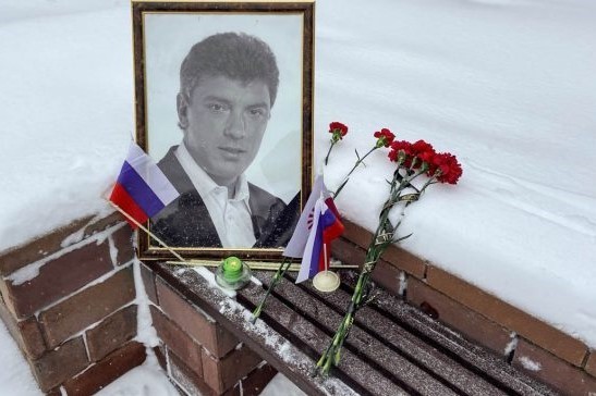 Фотография Бориса Немцова в сквере у памятника Мусы Джалиля, фото: «Эхо Москвы в Оренбурге»